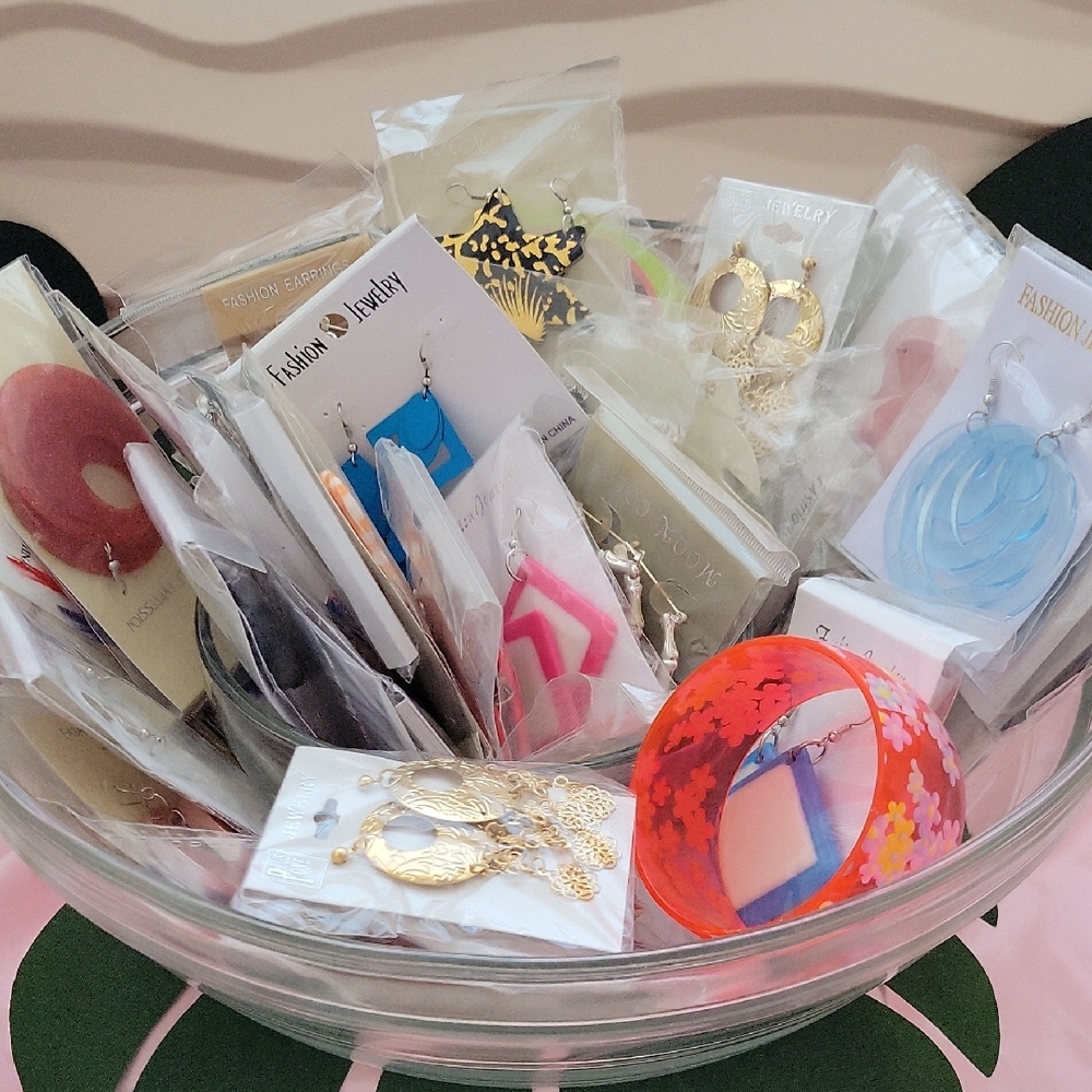 "40"+ Pieces Of Fashion Unopened Random Jewelry And Accessories.